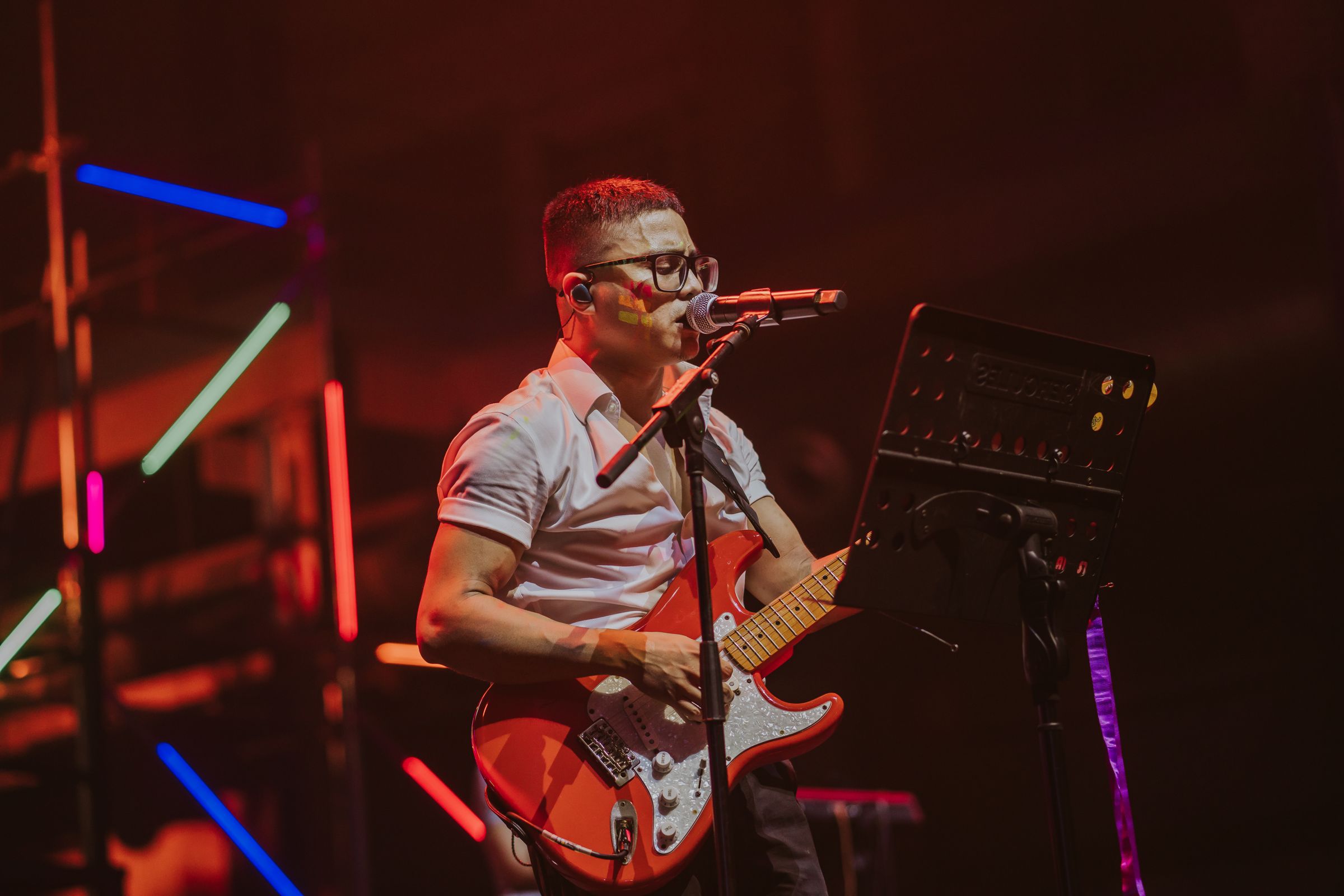 Wan singing live with The Jukuleles